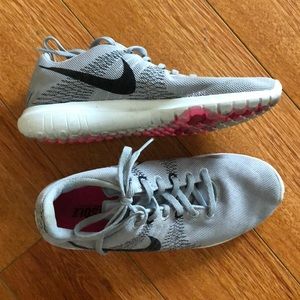 7.5 Nike sneakers